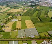 840464 Luchtfoto van de akkerlanden en glastuinbouw ten noorden van de spoorlijn Utrecht- Den Haag/Rotterdam te Vleuten ...